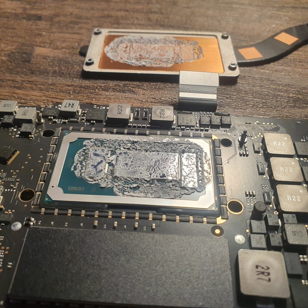 Técnico aplicando pasta térmica en el procesador para mejorar la refrigeración y el rendimiento del computador.